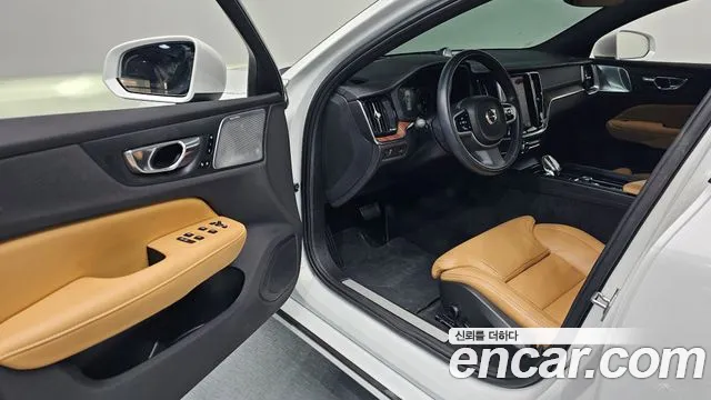 Volvo S60 2022 — фото 11