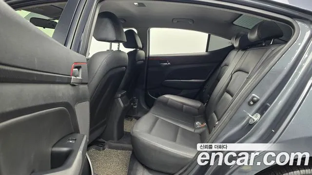 Hyundai AVANTE 2016 — фото 12