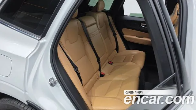 Volvo XC60 2020 — фото 12