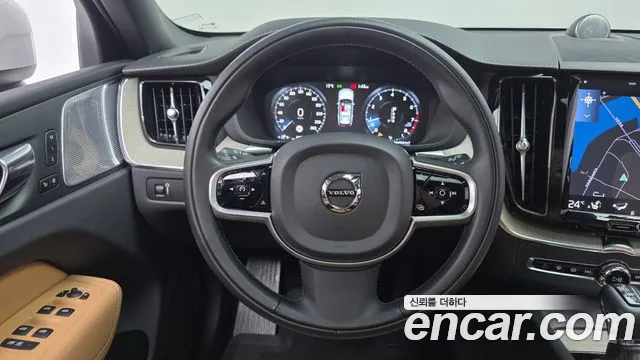 Volvo XC60 2020 — фото 13