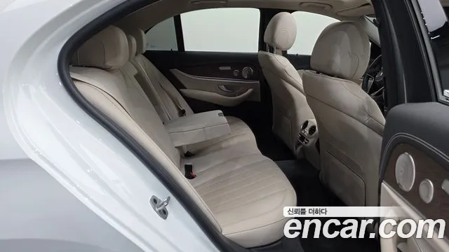Mercedes-Benz E-Class 2023 — фото 12