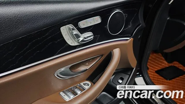 Mercedes-Benz E-Class 2017 — фото 17