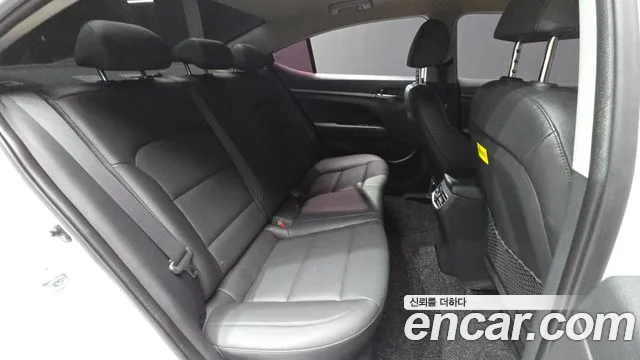 Hyundai AVANTE 2016 — фото 12