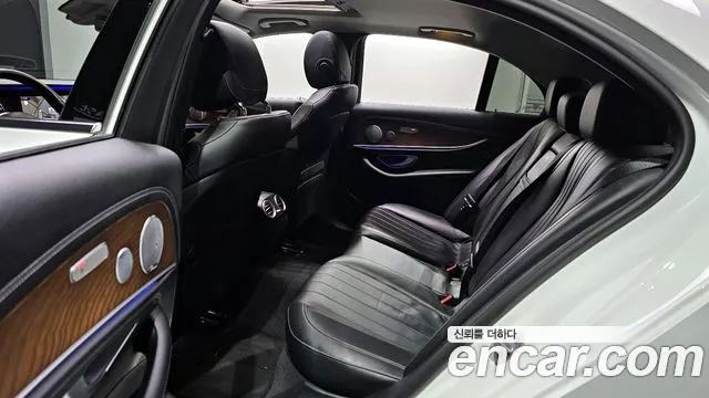 Mercedes-Benz E-Class 2019 — фото 12