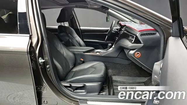 Toyota Camry 2019 — фото 10