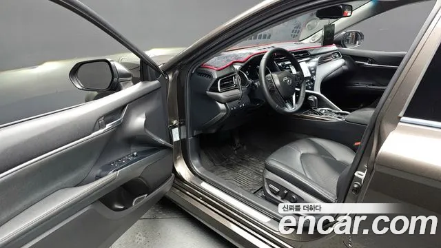 Toyota Camry 2019 — фото 11