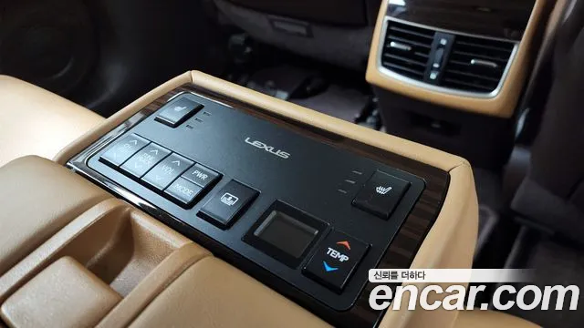 Lexus ES 2018 — фото 19
