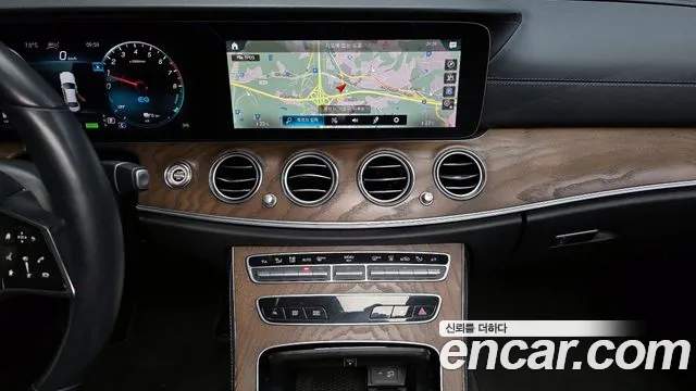 Mercedes-Benz E-Class 2021 — фото 15