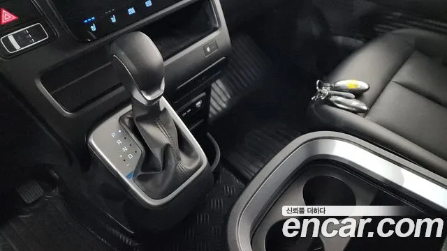 Hyundai Staria 2025 — фото 9