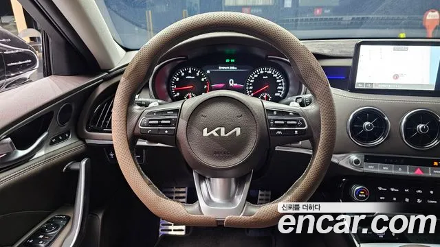 Kia Stinger 2023 — фото 13