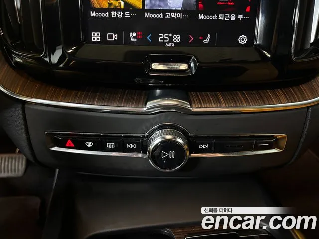 Volvo XC60 2022 — фото 12