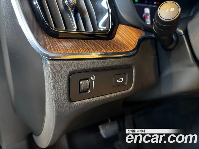 Volvo XC60 2022 — фото 14