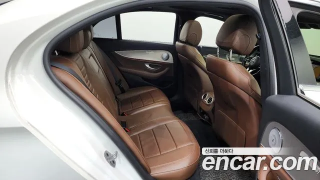 Mercedes-Benz E-Class 2019 — фото 12