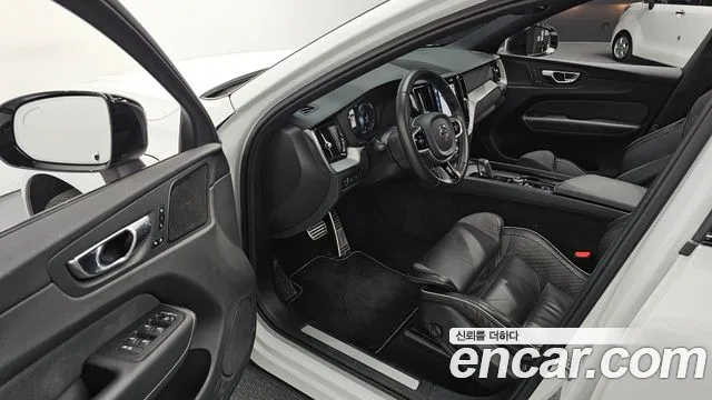 Volvo XC60 2021 — фото 11