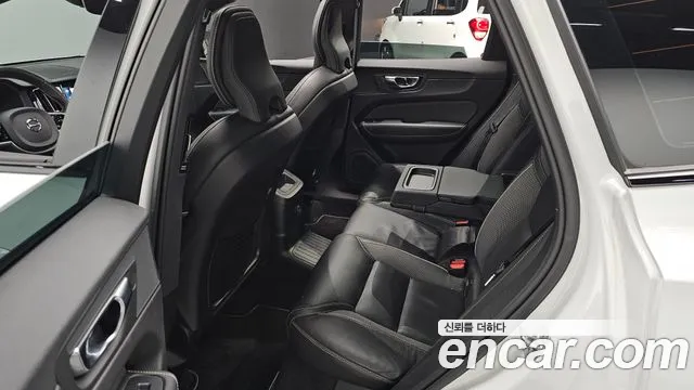 Volvo XC60 2021 — фото 12