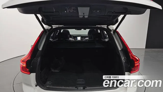 Volvo XC60 2021 — фото 20