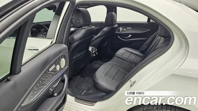 Mercedes-Benz E-Class 2022 — фото 12
