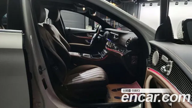 Mercedes-Benz E-Class 2022 — фото 11