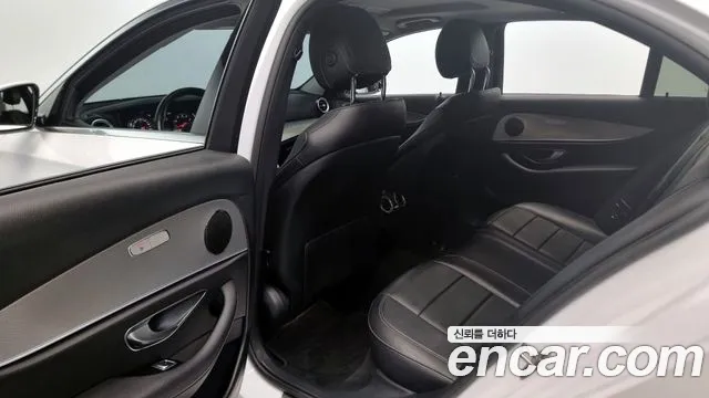 Mercedes-Benz E-Class 2019 — фото 12