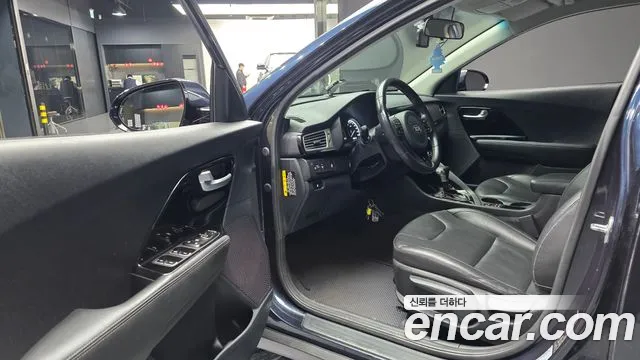 Kia Niro 2017 — фото 10