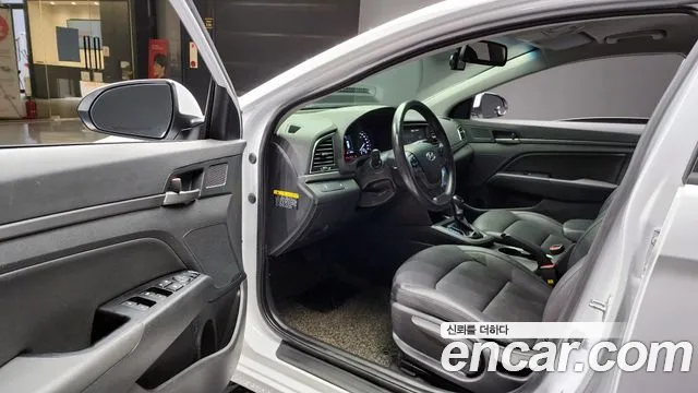 Hyundai AVANTE 2018 — фото 11