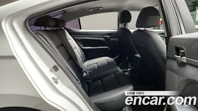 Hyundai AVANTE 2018 — фото 12