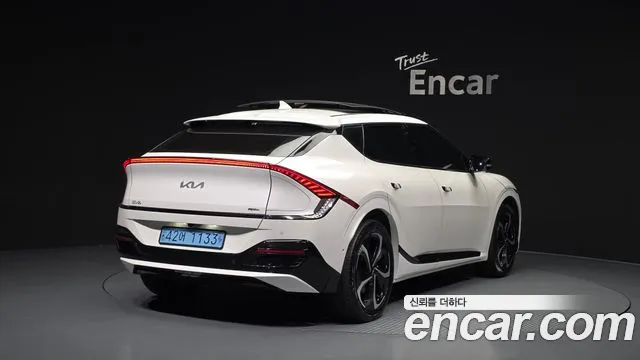 Kia EV6 2023 — фото 2