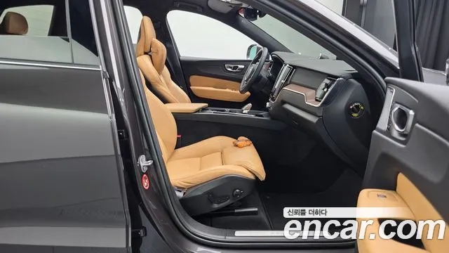 Volvo XC60 2023 — фото 9