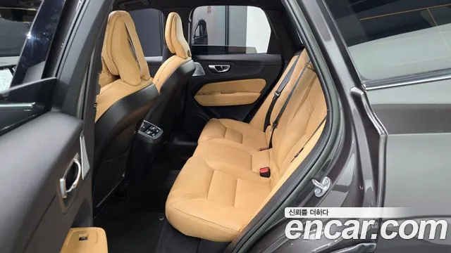Volvo XC60 2023 — фото 11