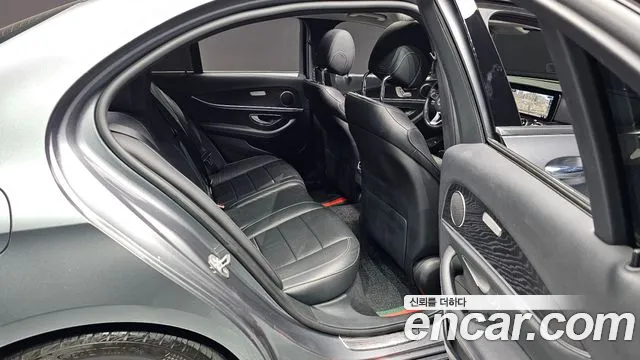 Mercedes-Benz E-Class 2018 — фото 11