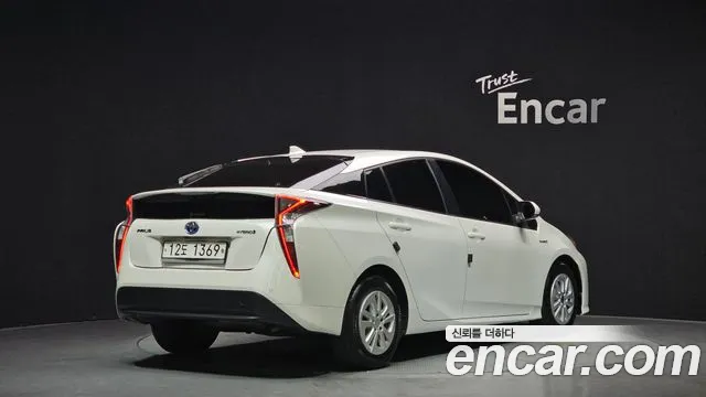 Toyota Prius 2018 — фото 2