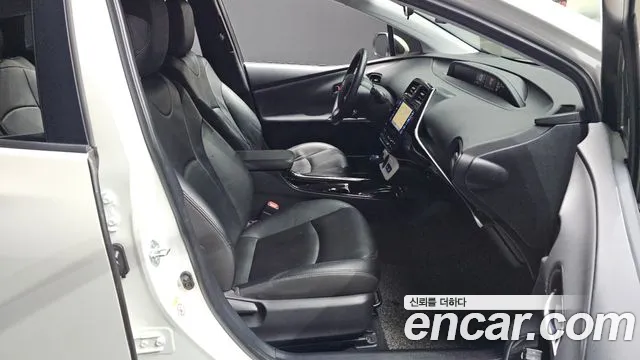 Toyota Prius 2018 — фото 11