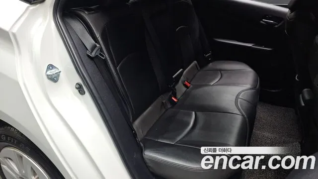Toyota Prius 2018 — фото 13