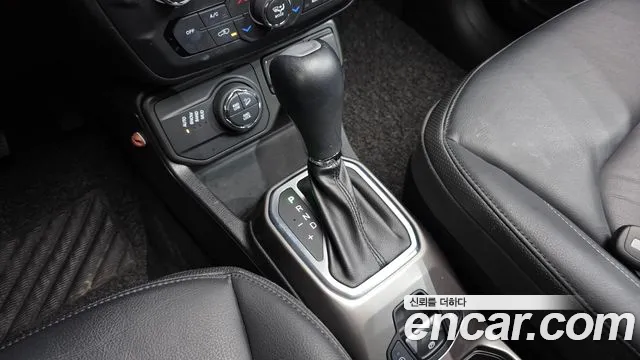 Jeep Renegade 2018 — фото 9
