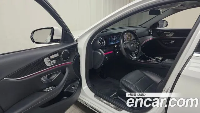 Mercedes-Benz E-Class 2017 — фото 10