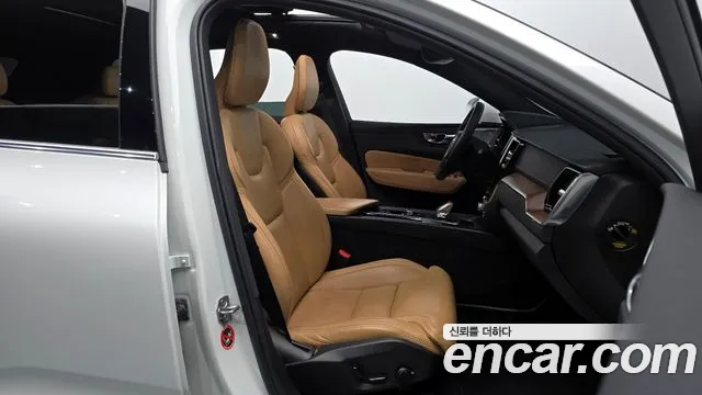 Volvo XC60 2021 — фото 10