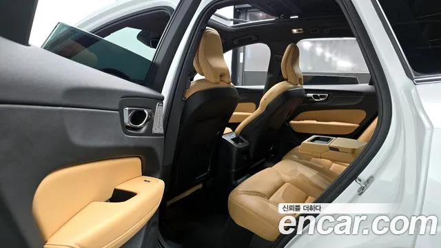 Volvo XC60 2021 — фото 12