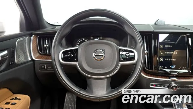 Volvo XC60 2021 — фото 13