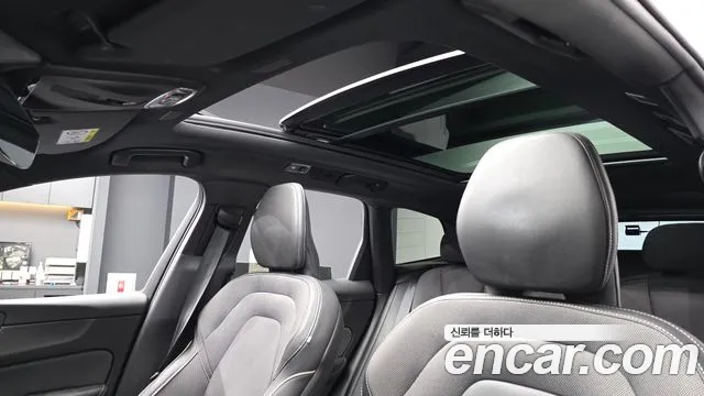 Volvo XC60 2021 — фото 18