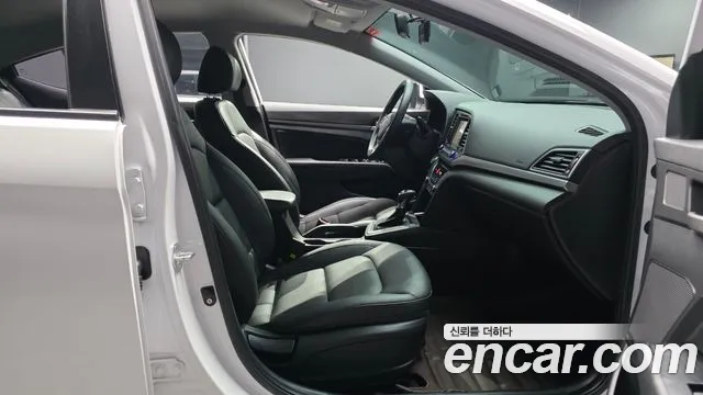 Hyundai AVANTE 2018 — фото 12