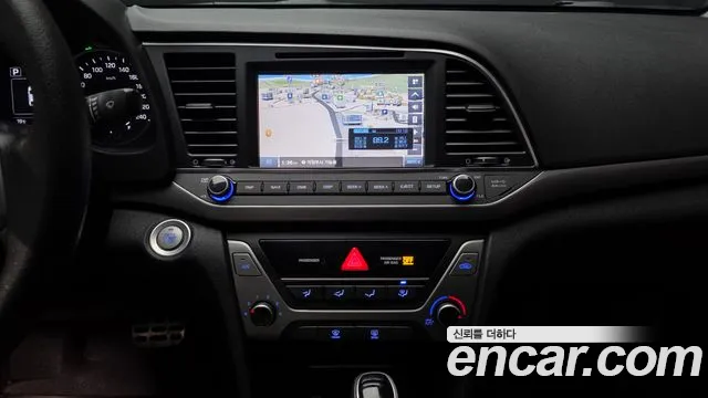 Hyundai AVANTE 2018 — фото 14