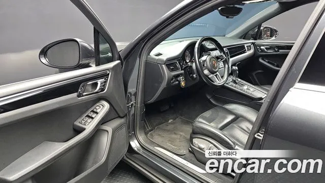 Porsche Macan 2017 — фото 11