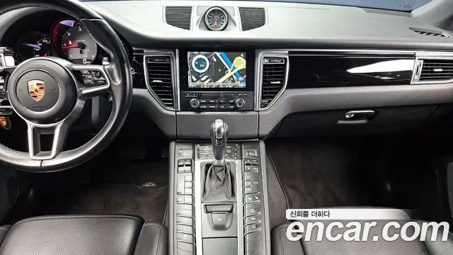 Porsche Macan 2017 — фото 14