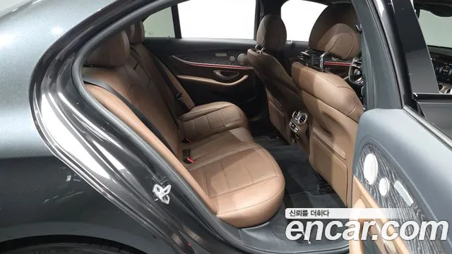 Mercedes-Benz E-Class 2023 — фото 11