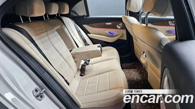 Mercedes-Benz E-Class 2023 — фото 12