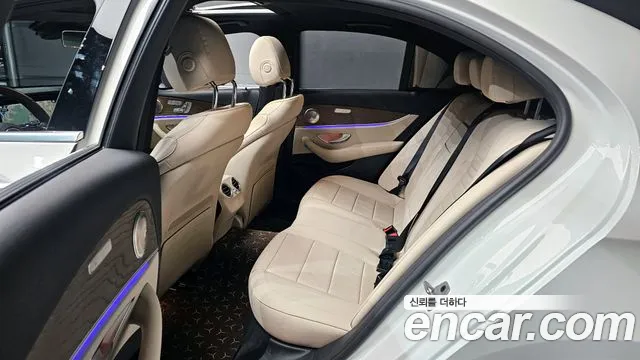 Mercedes-Benz E-Class 2023 — фото 13
