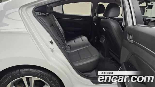 Hyundai AVANTE 2018 — фото 12