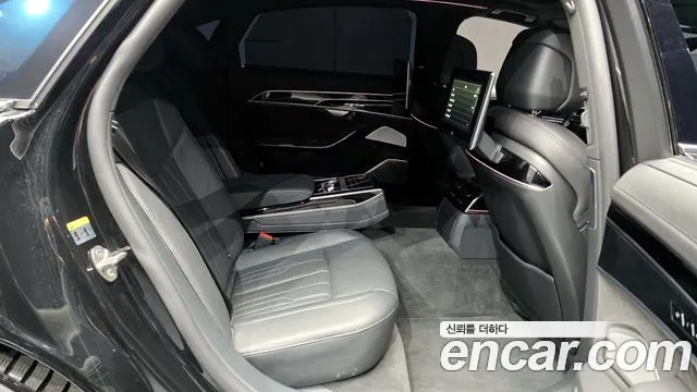 Audi A8 2021 — фото 12