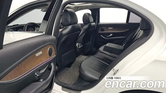 Mercedes-Benz E-Class 2019 — фото 12