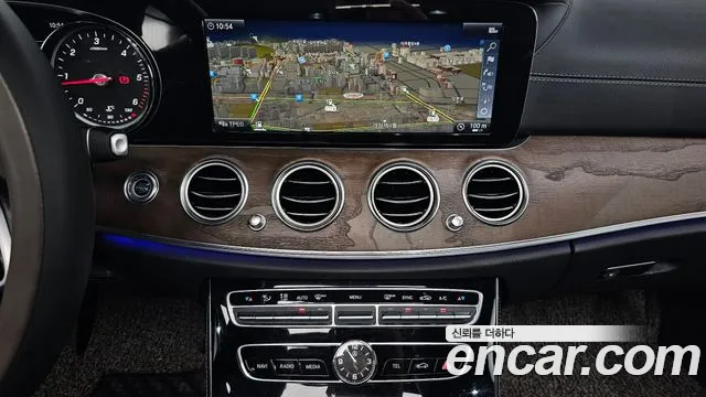 Mercedes-Benz E-Class 2019 — фото 14